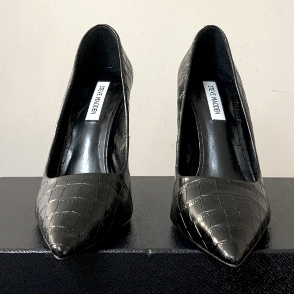 Steve Madden Black Leather Crocodile Heels - Picture 2 of 12